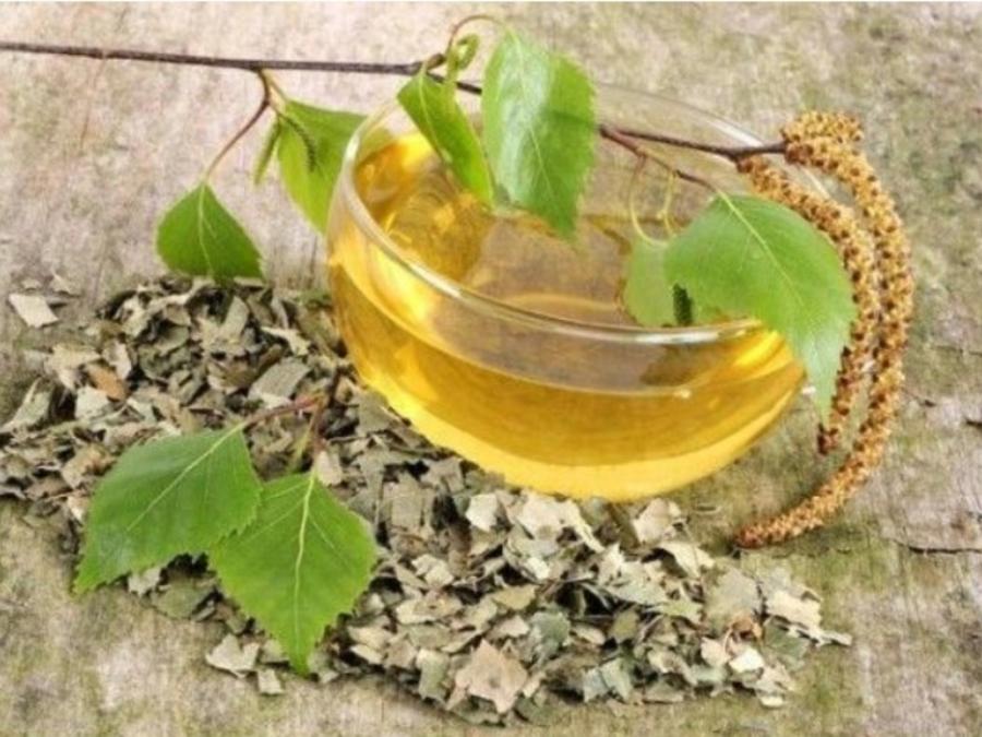 El té de hojas de abedul es recomendado para combatir las celulitis.