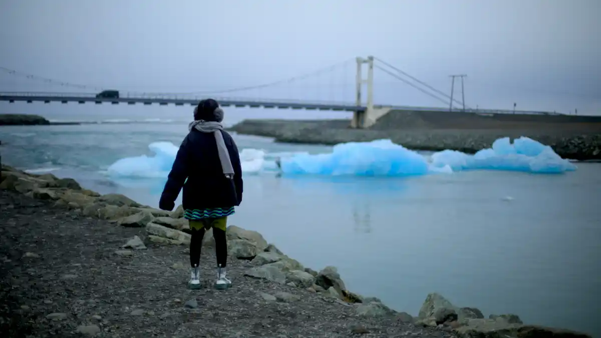 Los icebergs flotan por un río que los concecta con el Atlántico Norte.