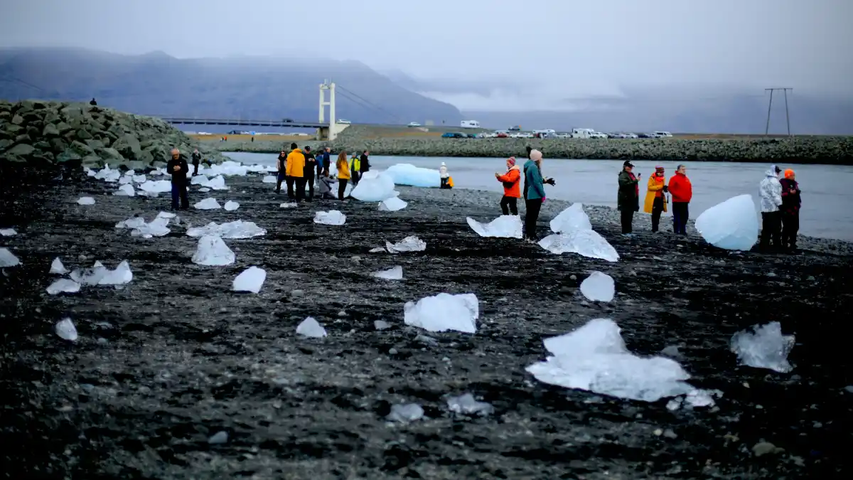 Plata diamante, el mar devulve hielos a la costa similares a cristales pulidos.