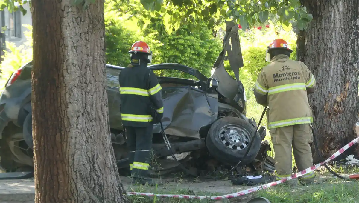 IMPACTO. Debido a la magnitud del golpe, bomberos colaboraron con la asistencia de las personas que viajaban en la camioneta.