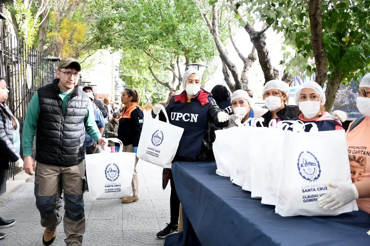 Para comer en Semana Santa: el Gobernador de Santa Cruz repartió 60.000 kilos de merluza