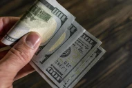 ¿Débito, efectivo o tarjeta? Cómo conviene pagar en el exterior para evitar impuestos y ganarle al dólar