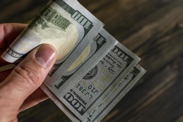 ¿Débito, efectivo o tarjeta? Cómo conviene pagar en el exterior para evitar impuestos y ganarle al dólar
