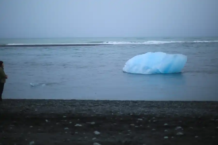 Bloque de hielo glaciar flotando en el Atlántico Norte.