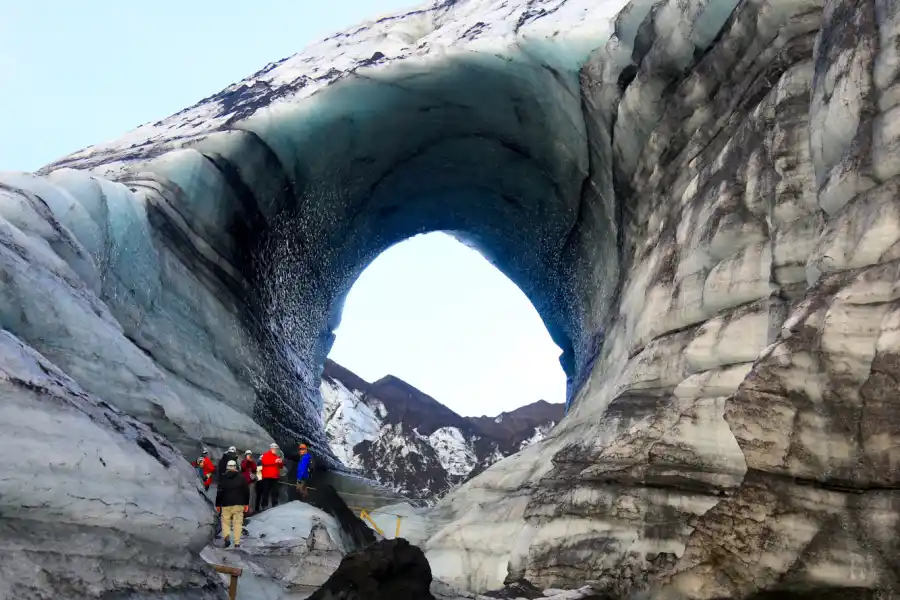 Cueva de hielo del glaciar Myrdalsjökull, sobre el volcán Katla.