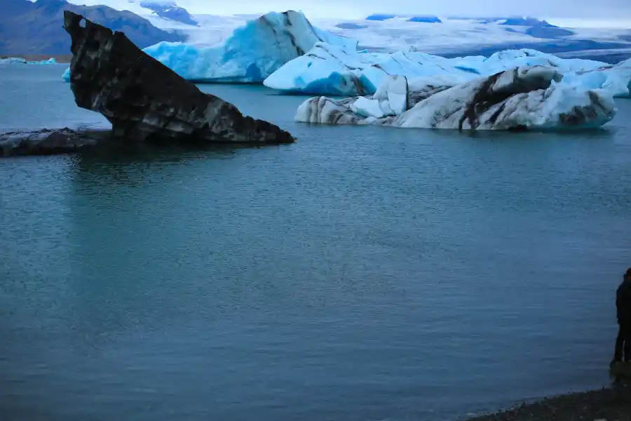 Los grandes bloque de hielo flotando en la laguna Jökulsárlón.