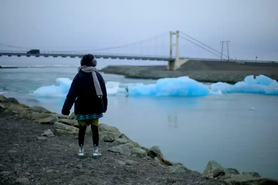 Los icebergs flotan por un río que los concecta con el Atlántico Norte.