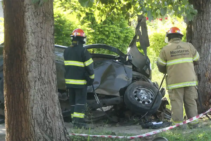 IMPACTO. Debido a la magnitud del golpe, bomberos colaboraron con la asistencia de las personas que viajaban en la camioneta.