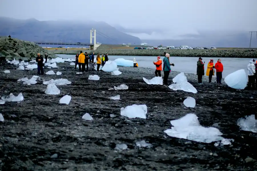 Plata diamante, el mar devulve hielos a la costa similares a cristales pulidos.