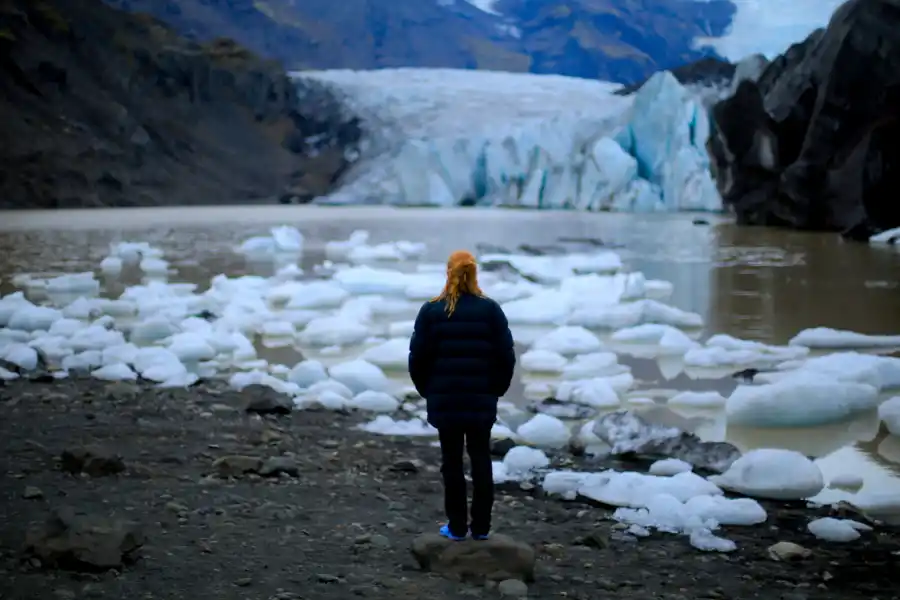 Una turista contempla cautivada la belleza de la lengua glaciar del Vatnajökull.