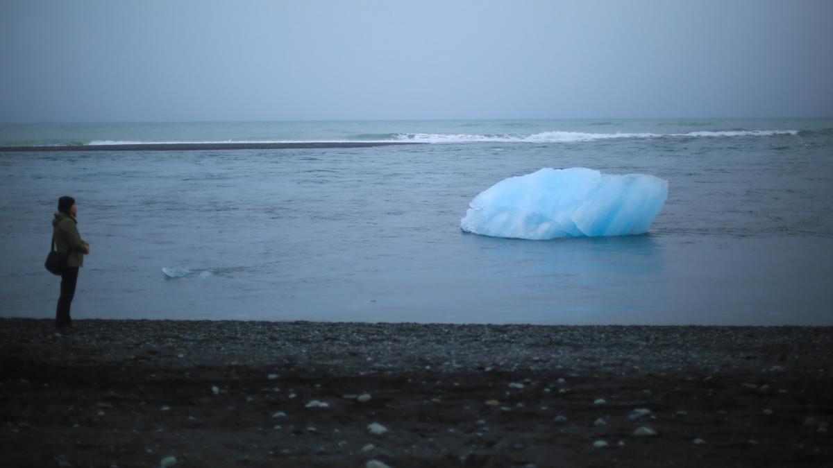 Bloque de hielo glaciar flotando en el Atlántico Norte.