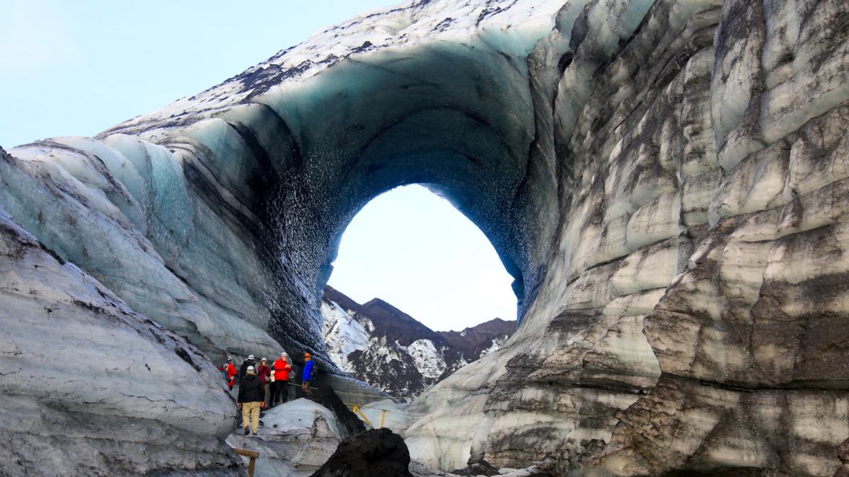 Cueva de hielo del glaciar Myrdalsjökull, sobre el volcán Katla.