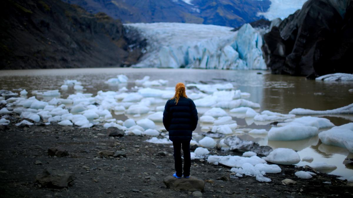 Una turista contempla cautivada la belleza de la lengua glaciar del Vatnajökull.