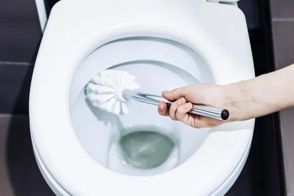 El truco definitivo para limpiar el inodoro y dejarlo como nuevo con un ingrediente natural