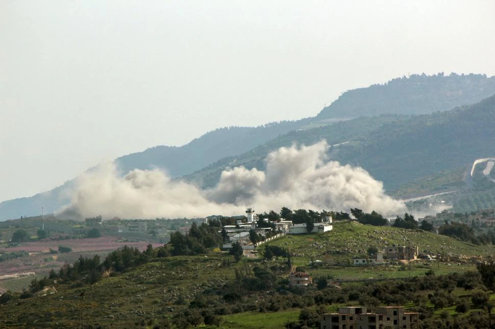 FRONTERA. Kfarkila, en el sur del Líbano, en llamas tras el bombardeo.  