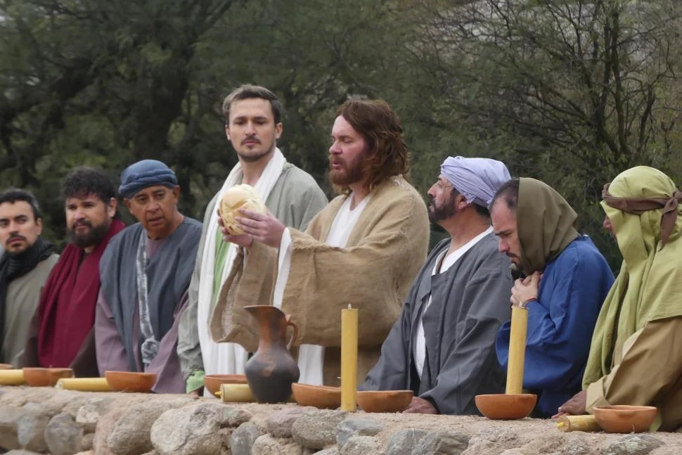 LA ÚLTIMA CENA. Jesús (representado por Benjamín Tannuré) bendice el pan y el vino, en un momento intenso, antes de que el Mesías fuese entregado y llevado a la crucifixión.