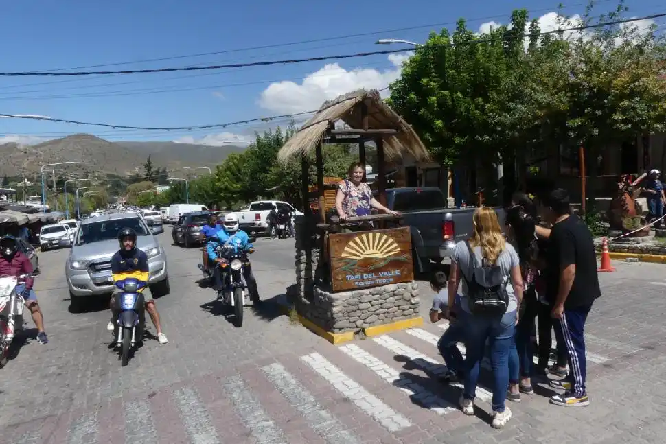 EN EL CORAZÓN DE LA VILLA. Turistas tucumanos se sacan fotos en medio del tránsito.
