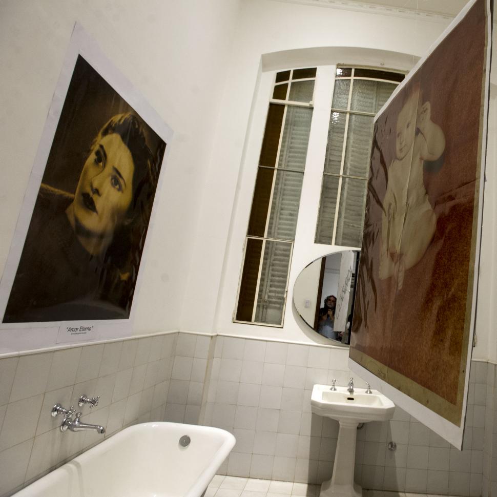 AMOR ETERNO. La propuesta estética de Lisandro del Guesso se montó en uno de los baños de la casona que perteneció a la familia Sucar.
