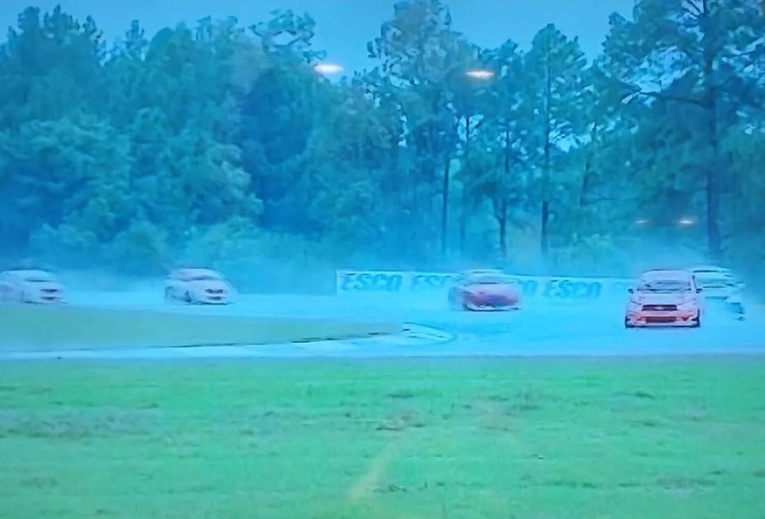 DIFÍCIL. El agua que levantaban los autos complicó la visibilidad y no permitió acelerar al máximo.