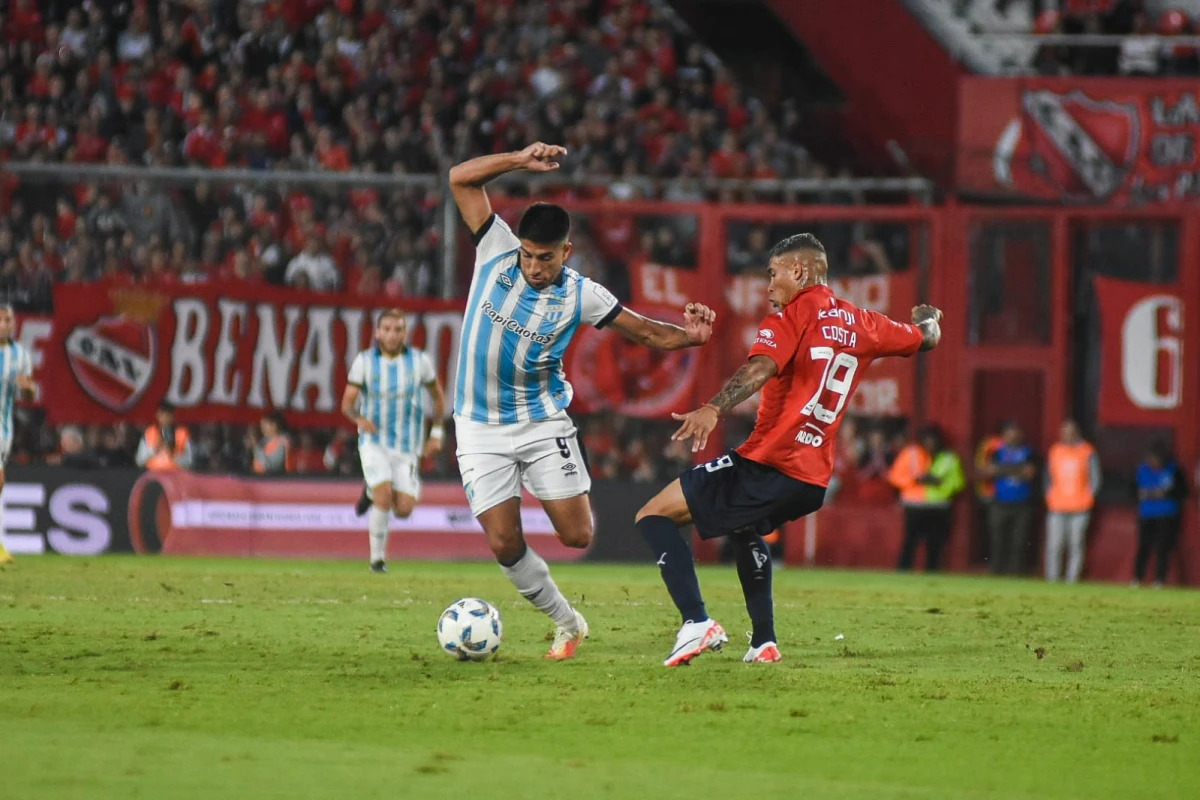 GOLEADOR. Bajamich, autor del gol, se lleva la pelota con la presión de Acosta. FOTO PRENSA DE ATLÉTICO TUCUMÁN