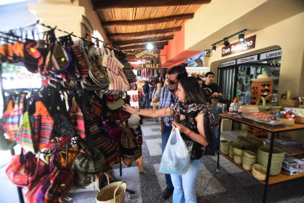 Los turistas realizan un tour artesanal y gastronómico en Tafí del Valle