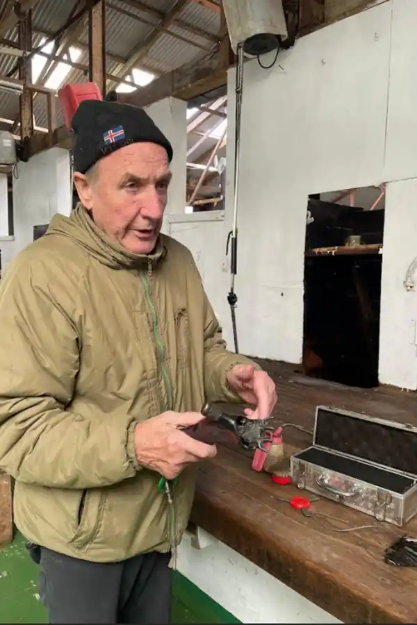 ENFERMERA Y GUÍA TURÍSTICA. Wendy McPhee pasea al grupo de periodistas sudamericanos en Puerto Argentino/Stanley.