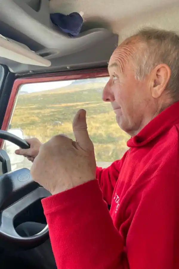 EX ESQUILADOR Y GUÍA TURÍSTICO. Tony Heathman, de 74 años, al volante de su “Rover”.