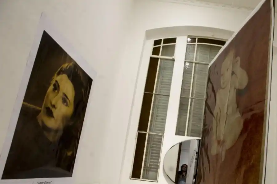 AMOR ETERNO. La propuesta estética de Lisandro del Guesso se montó en uno de los baños de la casona que perteneció a la familia Sucar.