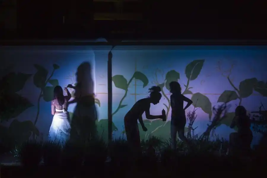 MURALISMO EN VIVO. Las Bigotudas se sumaron a la consigna con un trabajo desarrollado mientras tenía lugar la actividad.