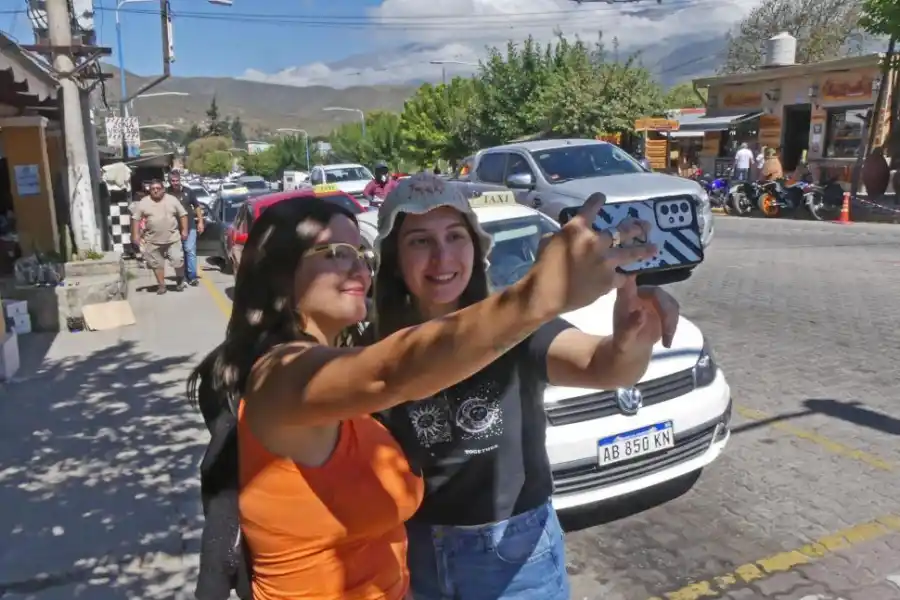 UN RECUERDO. Las fotos con los cerros de fondo atestiguan la visita.