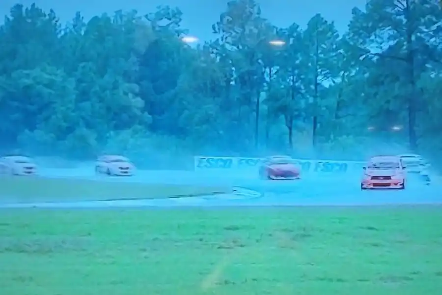 DIFÍCIL. El agua que levantaban los autos complicó la visibilidad y no permitió acelerar al máximo.