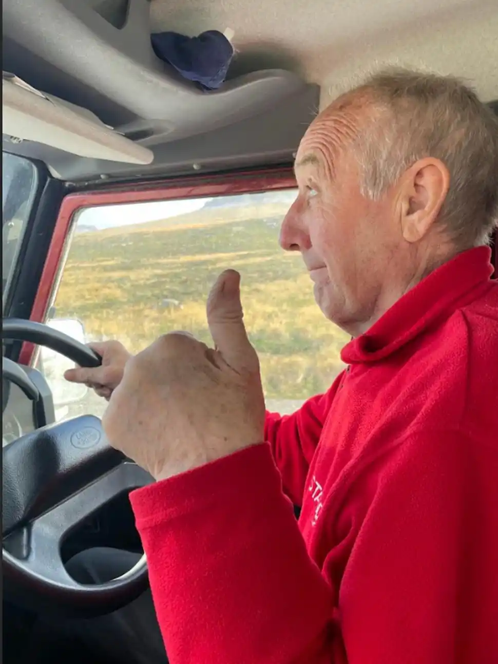 EX ESQUILADOR Y GUÍA TURÍSTICO. Tony Heathman, de 74 años, al volante de su “Rover”.
