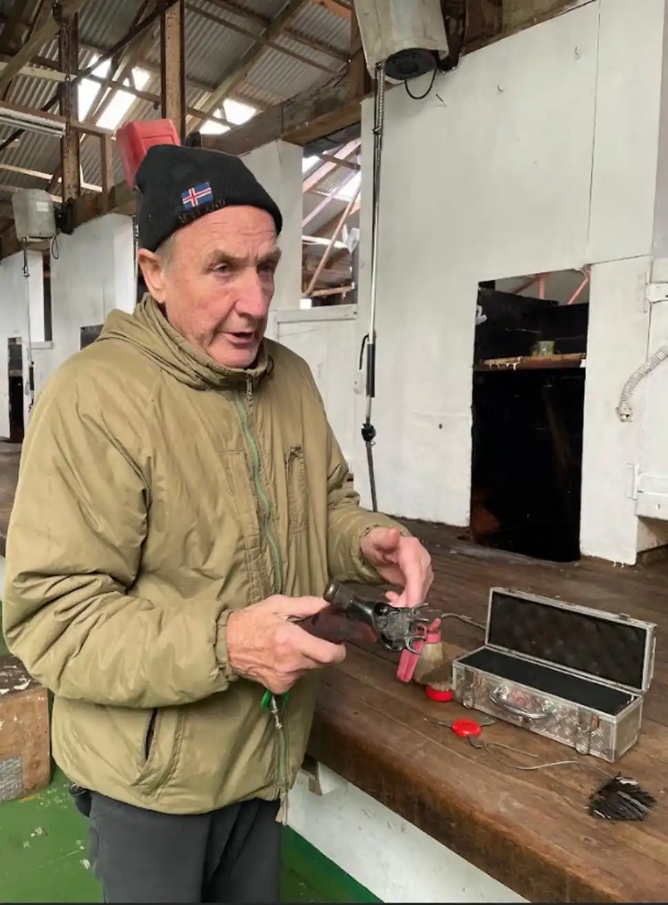 ENFERMERA Y GUÍA TURÍSTICA. Wendy McPhee pasea al grupo de periodistas sudamericanos en Puerto Argentino/Stanley.