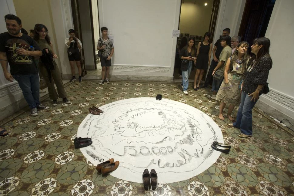 INTERVENCIÓN DEL COLECTIVO LA LOLA MORA. El grupo de artistas plásticas sumó su propuesta vinculada con los detenidos desaparecidos.