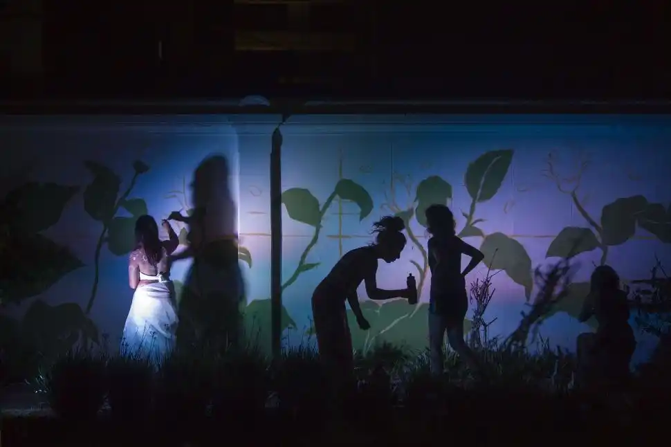 MURALISMO EN VIVO. Las Bigotudas se sumaron a la consigna con un trabajo desarrollado mientras tenía lugar la actividad.