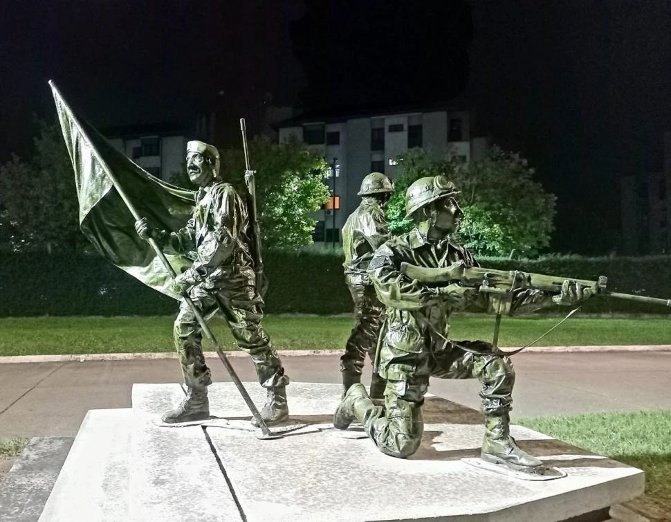 RECUERDO ETERNO. El monumento a los tres soldados tucumanos del Ejército que murieron en Malvinas se inaugurará el martes en Yerba Buena.
