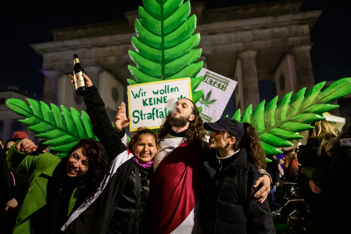 FESTEJOS. La aprobación del cannabis para uso recreativo generó una celebración en Alemania. AFP
