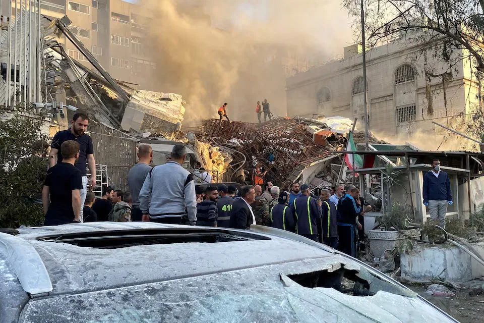 El humo se eleva después de lo que los medios iraníes dijeron que fue un ataque israelí contra un edificio cerca de la embajada iraní en Damasco, Siria