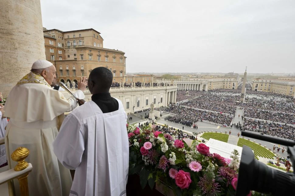 VATICANO. El papa Francisco imparte la bendicion “Urbi et Orbi”, a la Ciudad y al Mundo, desde el balcón central de la Basílica de San Pedro.