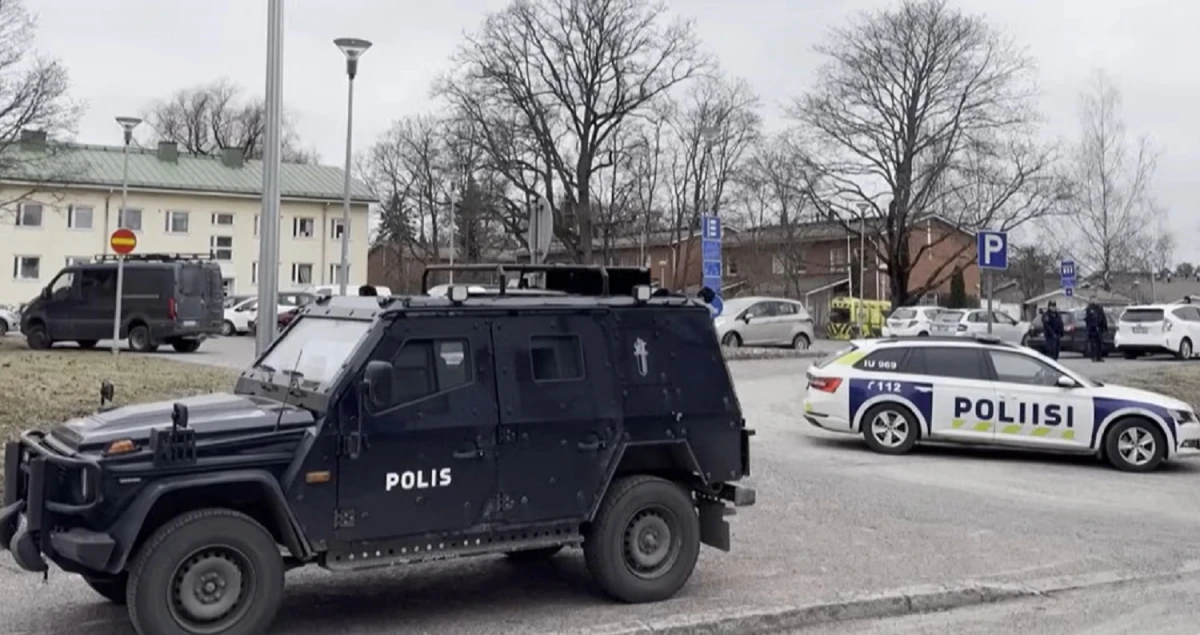 FINLANDIA. Los policías realizaron investigaciones en la escuela donde ocurrió la balacera. AFP