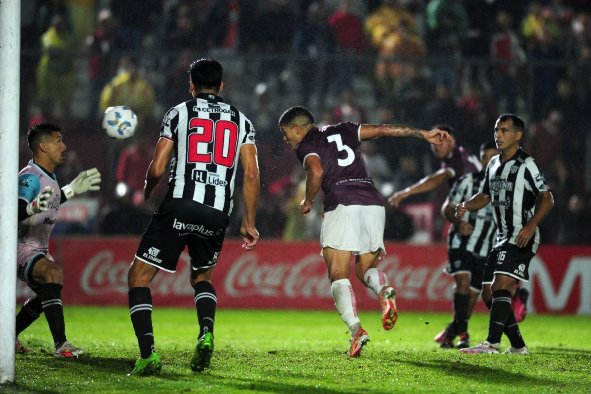 DIRECTO A LA RED. El cabezazo de Nahuel Banegas logró romper el marcador y permitió a San Martín llevarse tres puntos fundamentales.