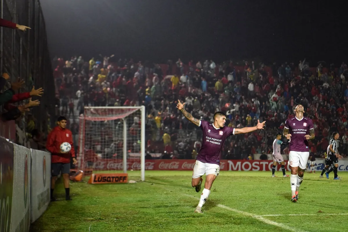 EUFÓRICO. Nahuel Banegas festeja el gol que destrabó el partido y puso en ventaja a San Martín de Tucumán. LA GACETA/Foto de Diego Aráoz.