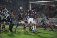 Diego Flores se dio cuenta a tiempo de que le sobraba un defensor a San Martín de Tucumán