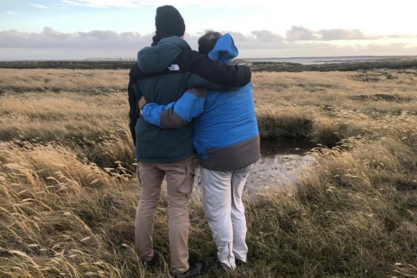 LA GACETA en Malvinas: fue a las Islas con su hijo y juntos lloraron en la posición de guerra que ocupó con 18 años