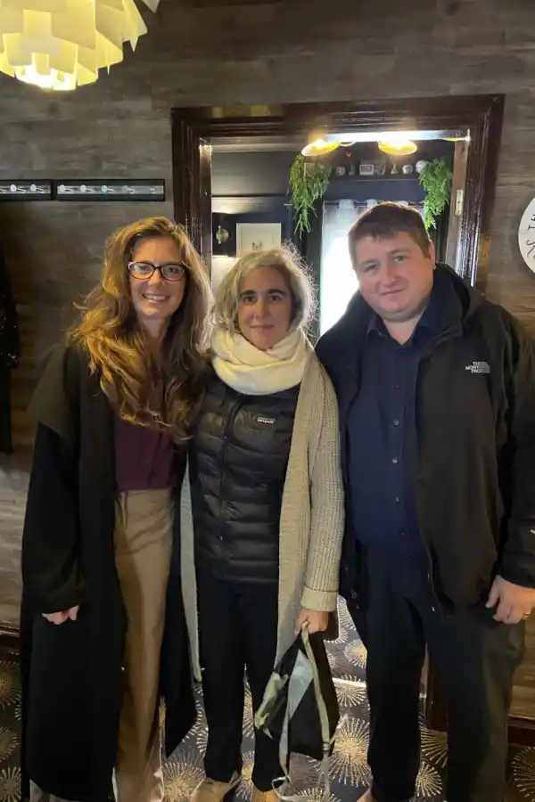 LUEGO DEL ALMUERZO. Teslyn Barkman, Irene Benito y Mark Pollard. Gentileza Irene Benito