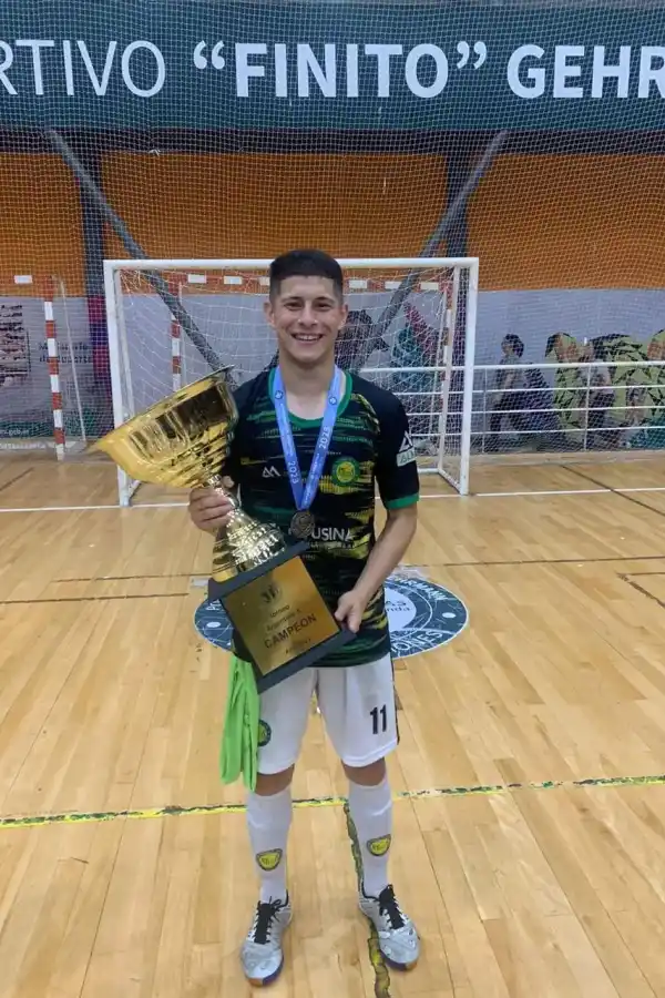 Gracias a un compilado de jugadas que subió a YouTube, fue contratado por un equipo de futsal italiano
