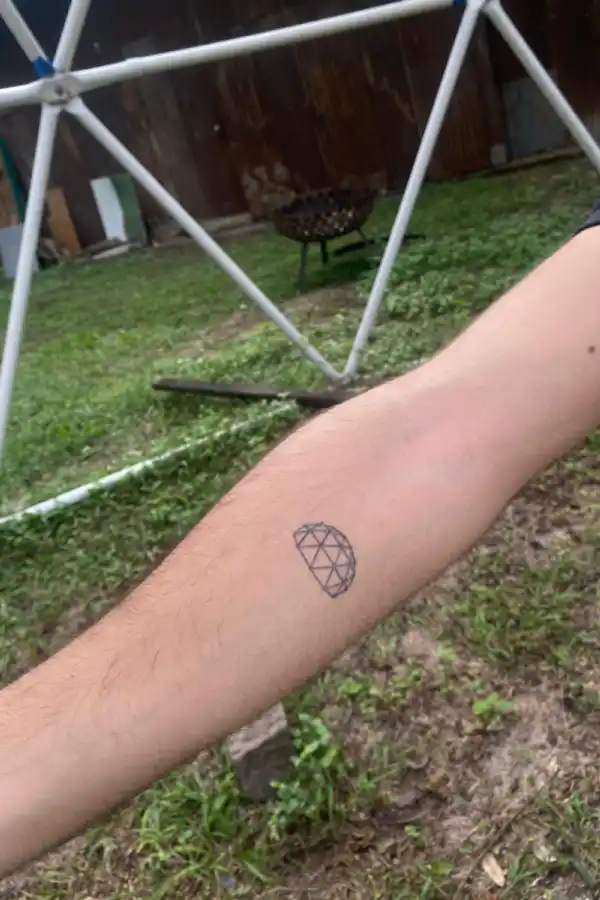 EN LA SANGRE. El joven nuestra su tatuaje orgulloso