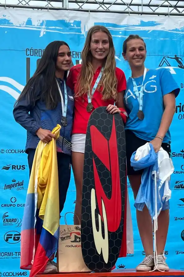 FESTEJO. Después de posar cada una en el escalón que le correspondía, las tres medallistas de Figuras se subieron al cajón número uno del podio.