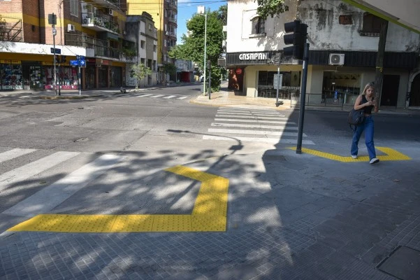 RAMPAS. Los trabajos para mejorar la movilidad urbana comenzaron en las veredas del centro de la ciudad. Smt.gob.ar