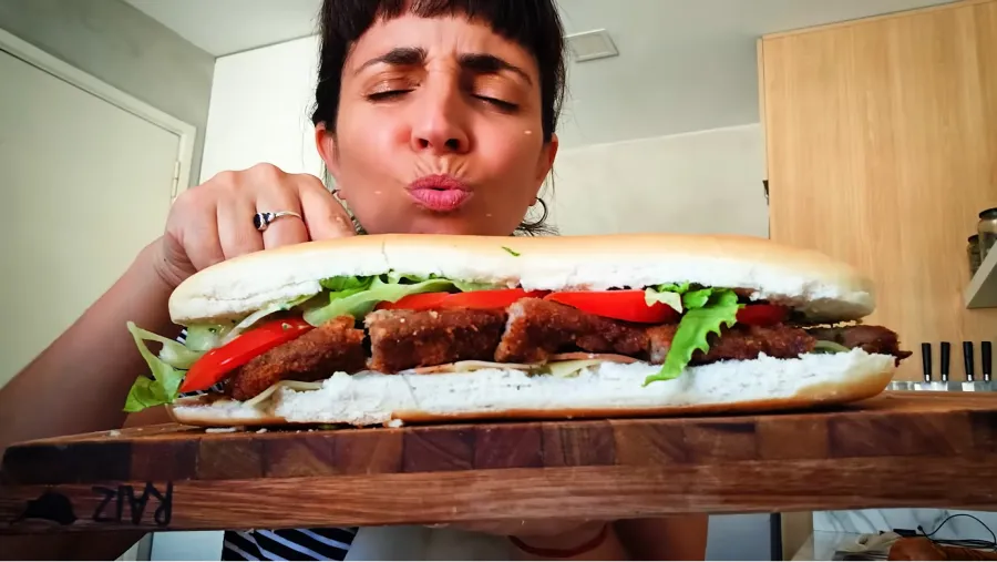 Polémica por los ingredientes y el armado de un sándwich de milanesa tucumano de Paulina Cocina